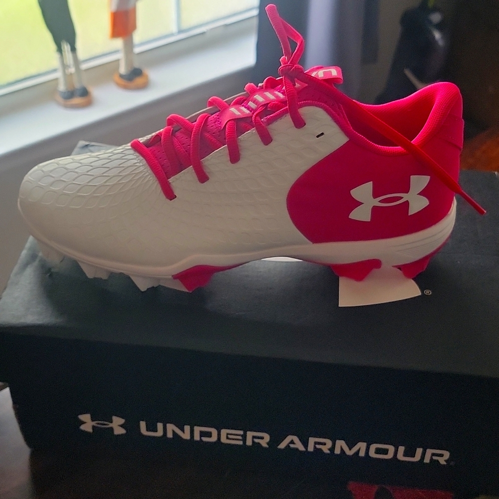 BNWT UA womens cleats sz9